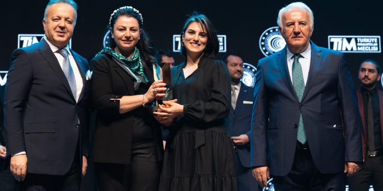 Kütahya Porselen’in Hypnose Koleksiyonu Ödüllerine Yenisini ekledi