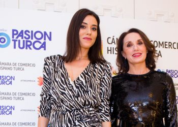 Cansu Dere İspanya’dan ödülle döndü