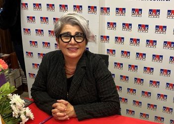 Oyuncu Devrim Yakut, D&R’daki İlk İmza Gününde  sevenleriyle buluştu