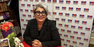 Oyuncu Devrim Yakut, D&R’daki İlk İmza Gününde  sevenleriyle buluştu