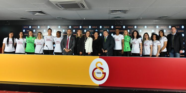 Kadınlar Galatasaray Hepsiburada Kadın Futbol Takımı ile sahada