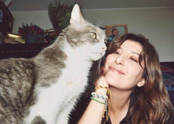 Şebnem Bozoklu ve kedisi gri abi’den hayvan sahiplerine farkındalık çağrısı