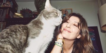 Şebnem Bozoklu ve kedisi gri abi’den hayvan sahiplerine farkındalık çağrısı