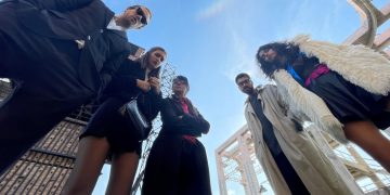 “Teslim Ol. Sev ve Sessiz Ol” Tiyatro oyunu sahneye çıkıyor