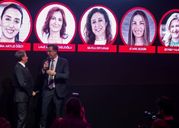 Yönetim Kurulunda Kadın Derneği’nden Doğanlar Holding’e plaket