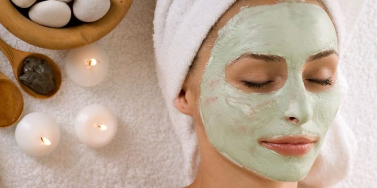 Yeni yılın ilk gününe enerjik başlatan maske