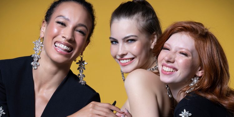 Katerina Ekşioğlu, zarafetini yansıttığı tasarımlarıyla moda dünyasına yeni bir soluk getiriyor