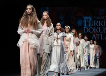 Türk dokumaları sahneye taşındı