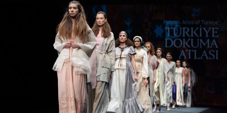 Türk dokumaları sahneye taşındı