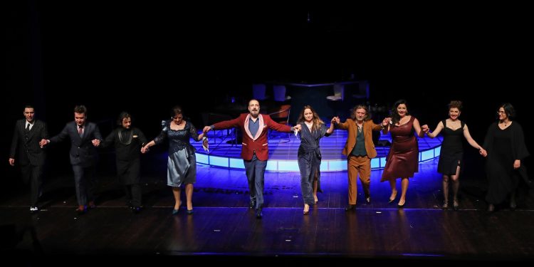 İstanbul Şehir Tiyatroları’ndan yeni oyun: Nobel ödüllü yazar Harold Pinter’in “Kutlama” oyunu prömiyer yaptı