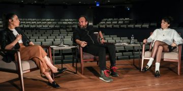 Oyuncu Hazar Ergüçlü;  “Tiyatro adanmışlık isteyen bir şey”