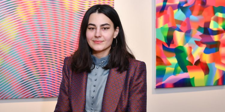 Hazal Özgür’ün ilk kişisel sergisi ‘Saklambaç’