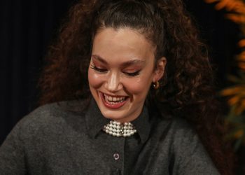 Oyuncu Melisa Şenolsun : “Ne zaman seçmediğim bir iş olsa kesin tutuyor”