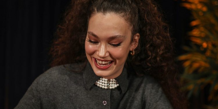 Oyuncu Melisa Şenolsun : “Ne zaman seçmediğim bir iş olsa kesin tutuyor”