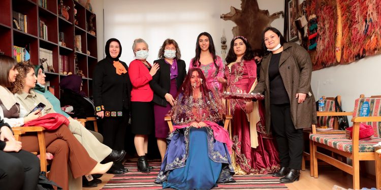 Sevgililer Günü’nde Denizli Kadın Meclisi’nden kına gecesi