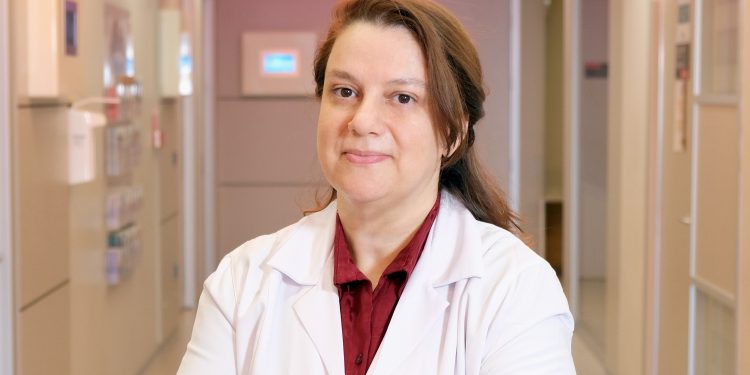 Fizik Tedavi ve Rehabilitasyon Uzmanı Doç. Dr. Nihal Özaras : Sağlıklı ayaklar için ayakkabı seçimi nasıl olmalıdır?