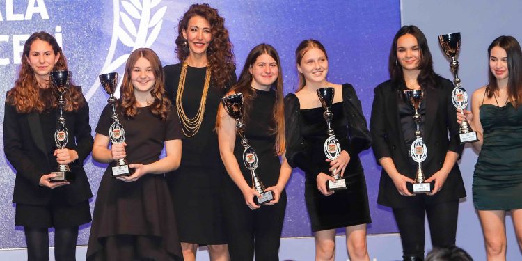 2021 Şampiyonları kupalarını aldı