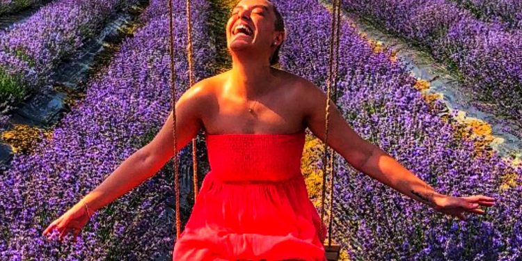 Hande Ertekin : “Kolaysa Sen olsana KADIN”