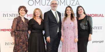 Ünlülerden “Kadınlar Omuz Omuza”
