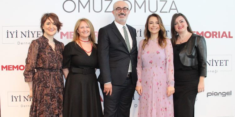 Ünlülerden “Kadınlar Omuz Omuza”