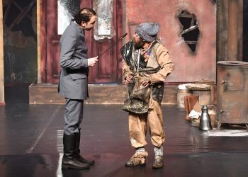 Türk Tiyatrosunun Duayenleri Mersin Şehir Tiyatrosu’nu izliyor