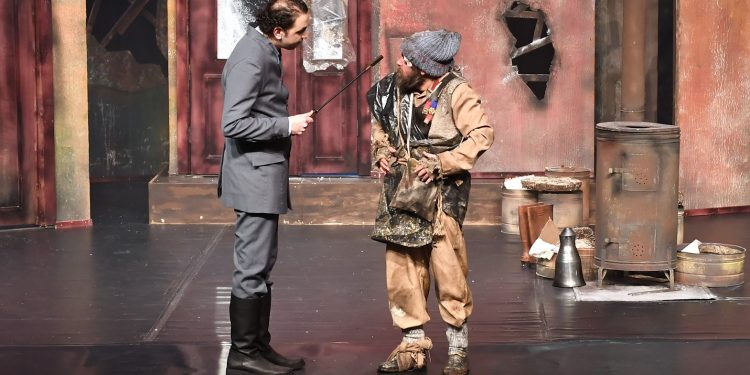 Türk Tiyatrosunun Duayenleri Mersin Şehir Tiyatrosu’nu izliyor