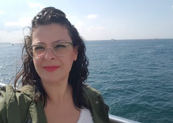 Esinur İnanır : Kadının karnında kadın!!