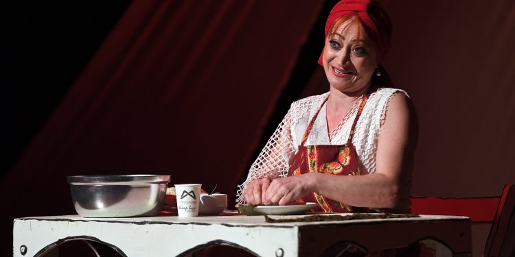 “Sardunya Kokan Kadınlar” Mersinli seyircilerle buluştu