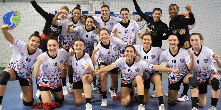 Mavi Kelebekler kupa yolunda