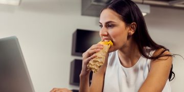 İş yerinde maruz kalınan mobbing  yeme bozukluğunu tetikliyor