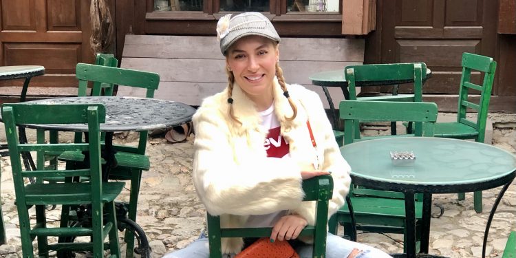 Hande Ertekin : Kim olduğumuzu kim bilir?