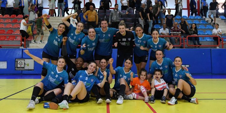 Mavi Kelebekler evinde rakip tanımıyor