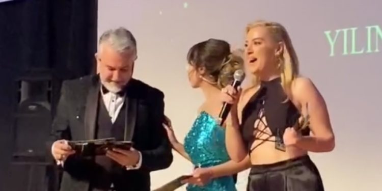 Yazarımız Hande Ertekin Yılın “En”lerinde en iyi yazar seçildi