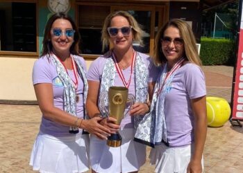 Mezitlili kadın tenisçiler şampiyonluğa abone oldu