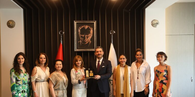 Kadın sanatçılar, sanatı iş dünyası ile buluşturdu