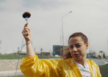 Çataldaki Köfte, Tepedeki Horoz… Aslı İnandık soruyor : “Heykel mi”