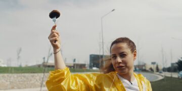 Çataldaki Köfte, Tepedeki Horoz… Aslı İnandık soruyor : “Heykel mi”