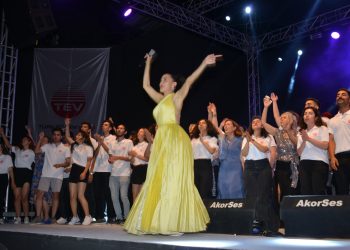 TEV İzmir Şube’nin ev sahipliğinde Çeşme Açıkhava Tiyatrosu’nda düzenlenen Şevval Sam konseri