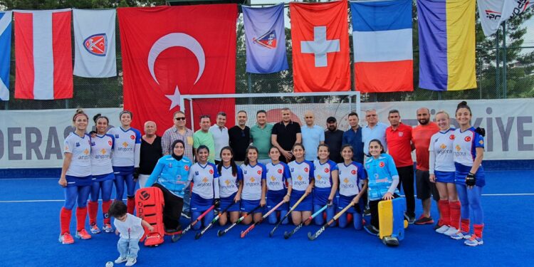 Hokeyin Sultanları Avrupa Şampiyonası’nda finalde