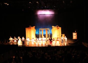 Harbiye açık hava yaz oyunları seyircinin yoğun ilgisiyle başladı