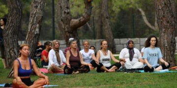 Barışa evet sloganıyla yoga yaptılar