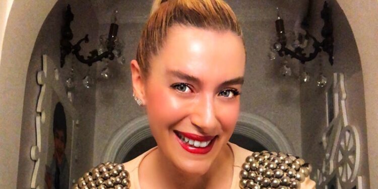 Hande Ertekin : Yedin beni sosyal medya…