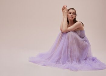 Oleg Cassini’den yaz davetlerine romantik dokunuş