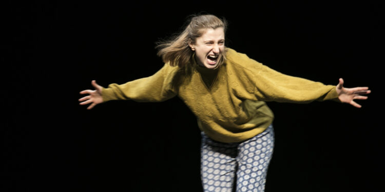 Nezaket Erden’in tek kişilik oyunu “Sevgili Arsız Ölüm”