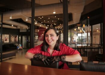 Oyuncu Özlem Atağ : “Evlerde monolog turneleri başlıyor”/Röportaj Asuman Bora