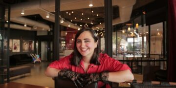 Oyuncu Özlem Atağ : “Evlerde monolog turneleri başlıyor”/Röportaj Asuman Bora