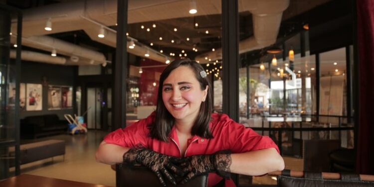 Oyuncu Özlem Atağ : “Evlerde monolog turneleri başlıyor”/Röportaj Asuman Bora