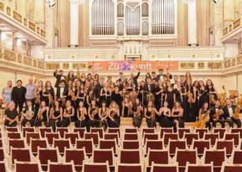 Güler Sabancı: TUGFO’nun avrupa’nın en önemli sahnelerinde ayakta alkışlanması gurur verici