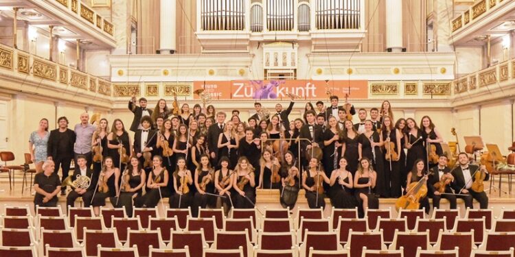 Güler Sabancı: TUGFO’nun avrupa’nın en önemli sahnelerinde ayakta alkışlanması gurur verici