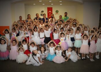 Sanat ve Kişisel Gelişim Atölyeleri’nde rengârenk final: Minikler yeteneklerini sergiledi